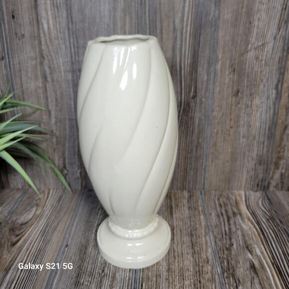 Vintage Vase 201 USA Pottery Off White MCM - Picture 4 of 6